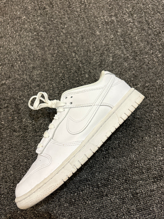 Dunk low triple white Sz7w/5.5y